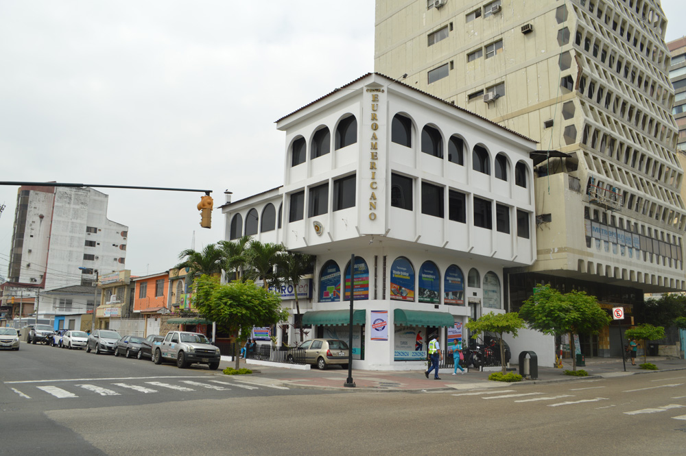 Construcción del primer edificio