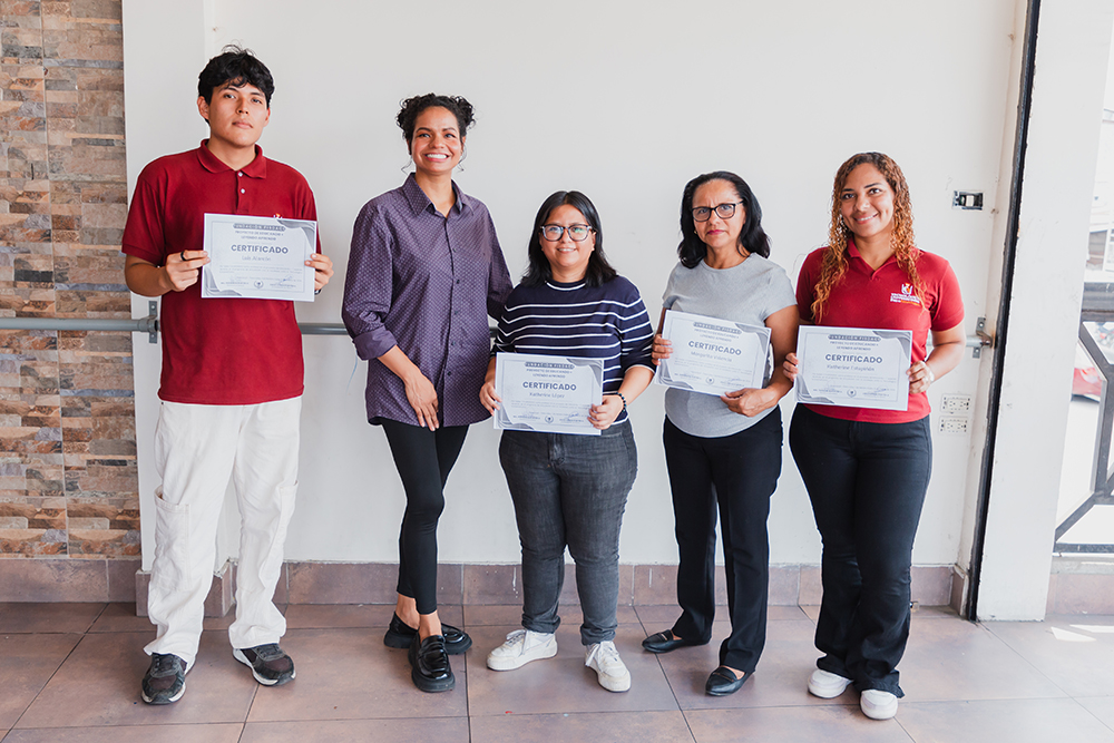Entrega de certificados a estudiantes